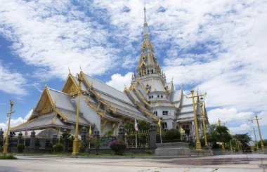 Ubosot, Wat Sothon Wararam Worawihan Tay insanlar için saygı dua ve Luang Phor Sothorn Buda heykeli nimet üstünde 4 Temmuz 2018 yılında Chachoengsao, Thailand.