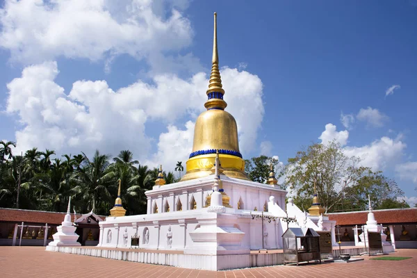 Landschap met stoepa van Wat phra die sawi tempel voor thai weergeven — Stockfoto