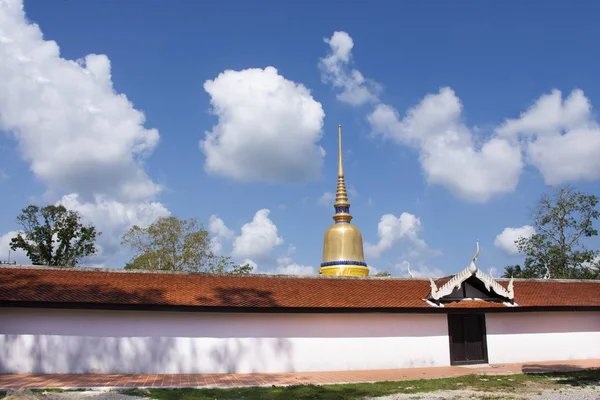 查看与 Wat phra 的佛塔, 泰国萨维寺的景观 — 图库照片