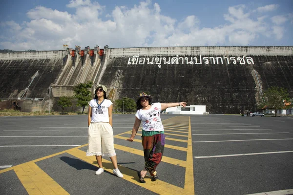 Aziatische Thaise vrouwen moeder en dochter reizen poseren en spelen van o — Stockfoto