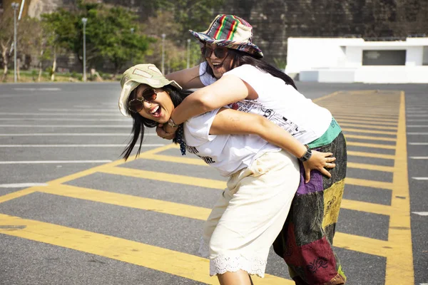 Ταϊλάνδης γυναίκες της Ασίας μητέρα και κόρη ταξιδιού ποζάρει και παίζει o — Φωτογραφία Αρχείου