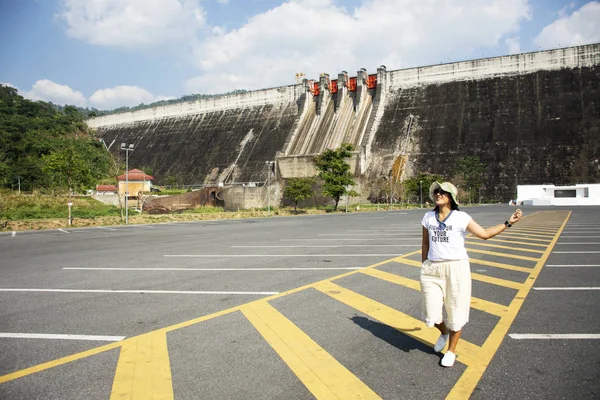 Asiáticas tailandesas viajan posando y jugando en Khun Dan Prakan Ch — Foto de Stock