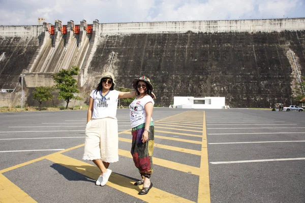 Aziatische Thaise vrouwen moeder en dochter reizen poseren en spelen van o — Stockfoto