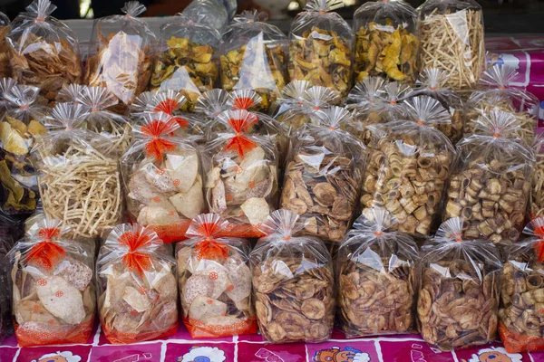 Hidangan manis dan produk makanan dan suvenir hadiah di toko lokal di — Stok Foto