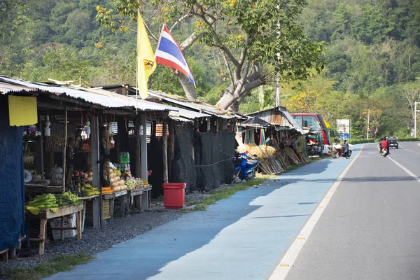 Thai emberek vezetés autó az úton, a helyi táj sh — Stock Fotó