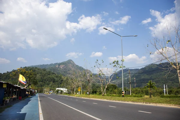 Thailänder fahren Auto auf dem Land mit lokalen sh — Stockfoto