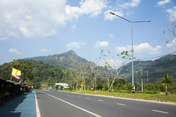 Thajci řídit auto na silnici na krajinu s místním sh — Stock fotografie