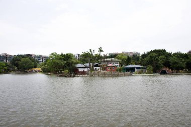 Zhongshan halk parkında bahçe manzara ve su gölet görünümü