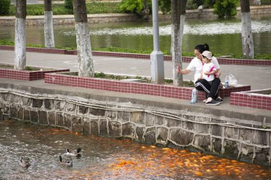 Çin halkı ve bebek Zhongshan Pa de bahçede dinlenmek