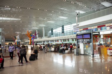 Çinli insanlar ve yabancı gezginler ziyaret yürüyüş ve chec bekleyin