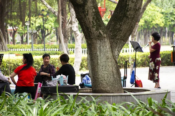 Velhos chineses conhecem amigos e cantam música com aula de teatro — Fotografia de Stock