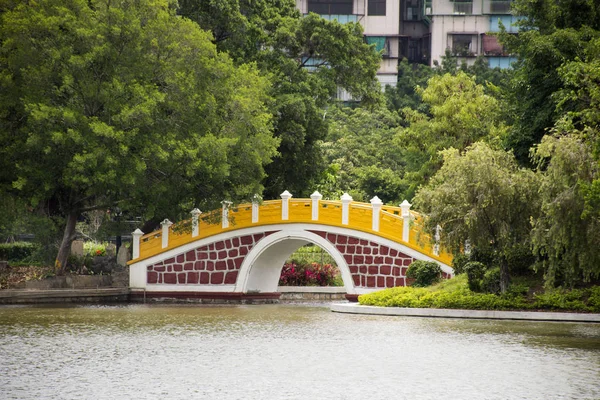 Δείτε το τοπίο και τη λιμνούλα με το νερό του κήπου στο δημόσιο πάρκο Zhongshan — Φωτογραφία Αρχείου