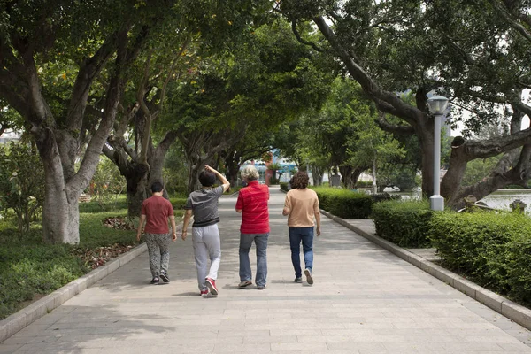 Chinese oude mensen en vrienden wandelen ontspannen op straat in de tuin — Stockfoto