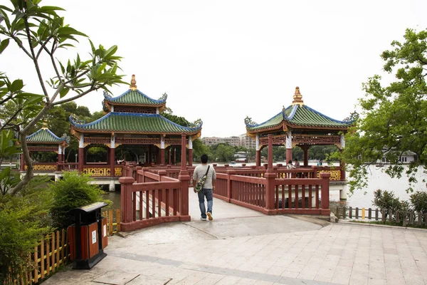 Vista paisagem e lagoa de água do jardim no parque público de Zhongshan — Fotografia de Stock