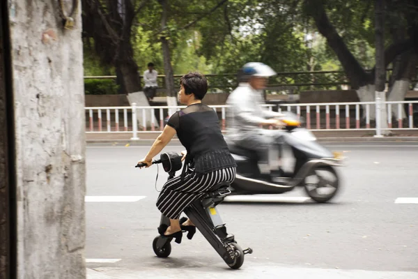 Chinese people ride and bike new innovation scooter bicycle elec — Stock Photo, Image