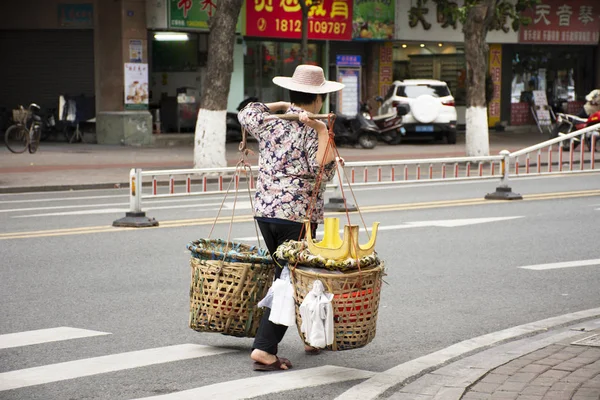 Old chinese woman people street vendors bearing hawker basket wa — Stock Photo, Image
