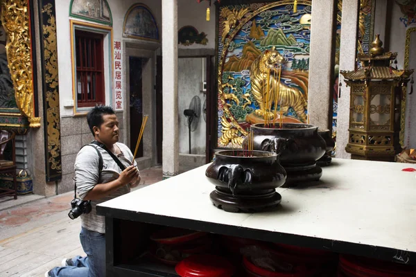 Pueblo chino rezando estatua de diosa de dios y ángel en Guandi sh — Foto de Stock
