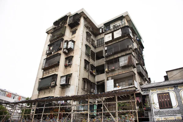 Antiguo edificio de apartamentos para los chinos que viven y alquilan en el viejo — Foto de Stock