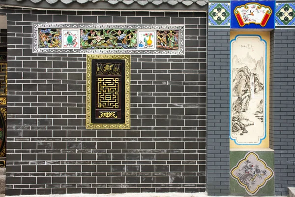 Arte de parede do edifício clássico no pequeno beco para chinês e dianteiro — Fotografia de Stock