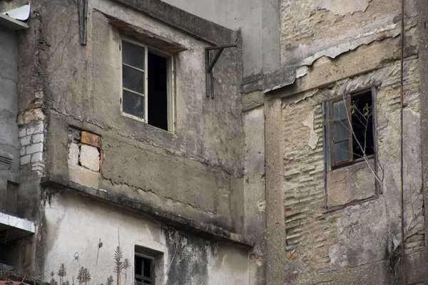 Maison abandonnée et vieux bâtiments commerciaux dans la vieille ville à — Photo