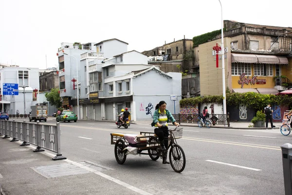 Китайцы ездят, ездят и ездят на велосипеде по дороге и иностранцы — стоковое фото