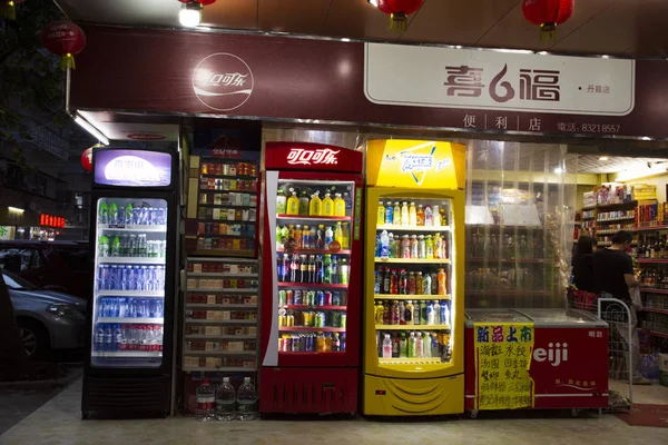 Lokalny sklep i napoje bezalkoholowe w szafce chłodniczej na sprzedaż Chine — Zdjęcie stockowe