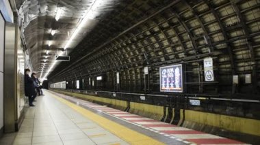 Tokyo, Japonya - 30 Mart : Japonlar ve yabancı gezgin yolcu bekleyin ve Mrt Tozai Line tren ile yukarı ve aşağı yolculuk yürüyüş Mart'ta Kasai İstasyonu'nda Ginza gitmek 30, 2019 Tokyo, Japonya