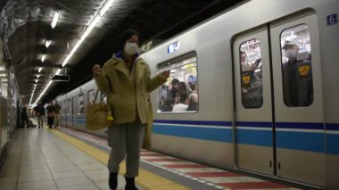 Tokyo, Japonya - 30 Mart : Japonlar ve yabancı gezgin yolcu bekleyin ve Mrt Tozai Line tren ile yukarı ve aşağı yolculuk yürüyüş Mart'ta Kasai İstasyonu'nda Ginza gitmek 30, 2019 Tokyo, Japonya