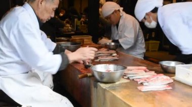 Tokyo, Japonya - Mart 31 : Japon insanlar öldürmek ve göstermek için fileto kızarık balık ve Mart'ta Chiba Prefecture Narita eski şehirde tatlı soslu kabayaki veya kızak ızgara pişirme 31, 2019 Tokyo, Japonya