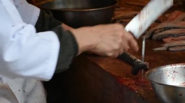 Tokyo, Japonya - Mart 31 : Japon insanlar öldürmek ve göstermek için fileto kızarık balık ve Mart'ta Chiba Prefecture Narita eski şehirde tatlı soslu kabayaki veya kızak ızgara pişirme 31, 2019 Tokyo, Japonya