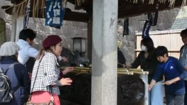 Tokyo, Japonya - Mart 31 : Mart'ta Naritasan Shinshoji veya Narita Tapınağı st Chiba taş havzasında Chozusha veya Kutsal su ile el ayini veya Mitarashi ritüel yıkama Insanlar 31, 2019 Tokyo, Japonya
