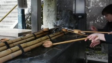 Tokyo, Japonya - Mart 31 : Mart'ta Naritasan Shinshoji veya Narita Tapınağı st Chiba taş havzasında Chozusha veya Kutsal su ile el ayini veya Mitarashi ritüel yıkama Insanlar 31, 2019 Tokyo, Japonya