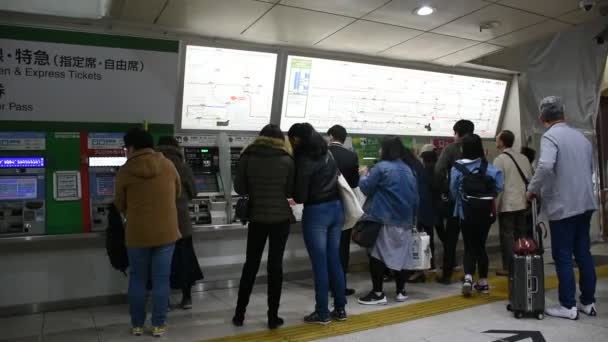 3月30日 日本人と外国人旅行者の乗客は 2019年3月30日に東京の銀座駅で自動販売機からチケットMrt列車を購入するために待って待っています — ストック動画