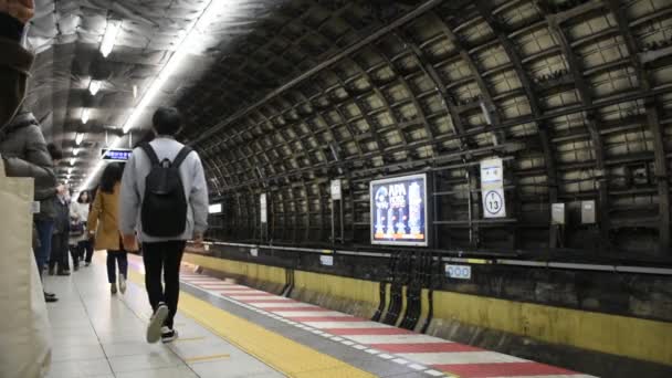 Tokyo Giappone Marzo Giapponesi Viaggiatori Stranieri Aspettano Camminano Giù Viaggio — Video Stock