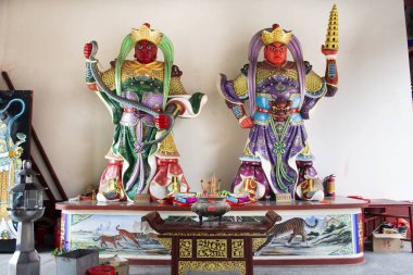 Kral batı ve bir tüm görür ve Şef dört kral koruyucusu