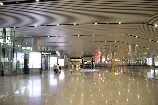 Çinli insanlar ve yabancı gezginler varış içinde yürüyen bir