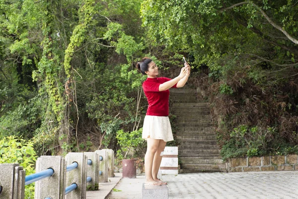 Podróżny Thai kobieta używać smartphone selfie zrobić zdjęcie w widok POI — Zdjęcie stockowe