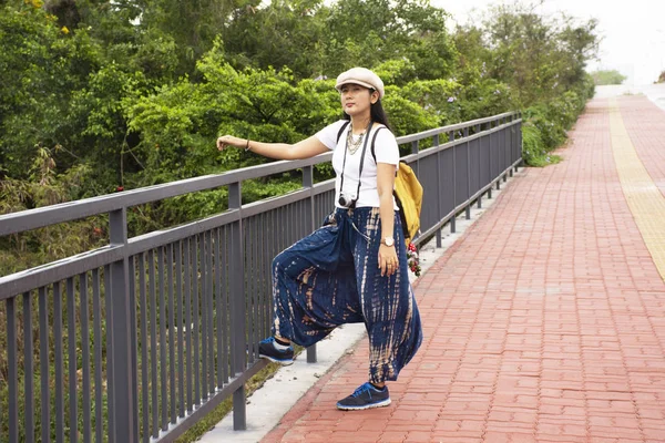 Chinese people and travelers thai women travel walking on footpa — Stock Photo, Image