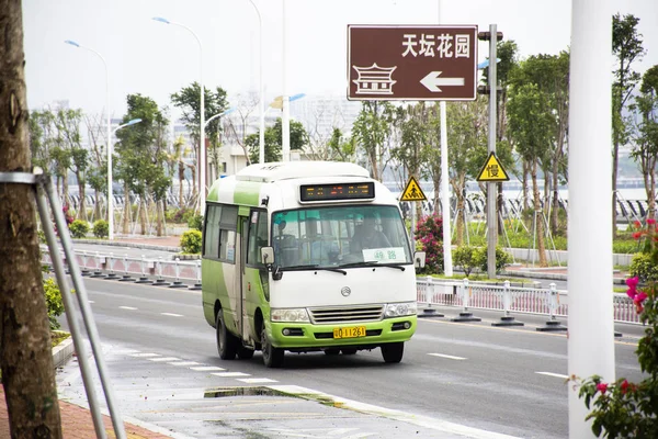 Los chinos conducen autobuses y pasajeros en la calle Nanbin con tr — Foto de Stock