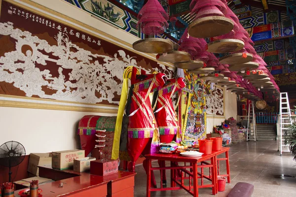 Muebles de decoración y ofrendas de sacrificio para los chinos — Foto de Stock