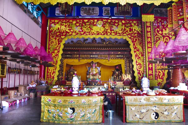 Buda y la estatua del dios para los chinos y los extranjeros visitan un — Foto de Stock