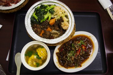 Çin gıda seti pirinç kaynatın ördek tatlı kahverengi sos w ile tepesi