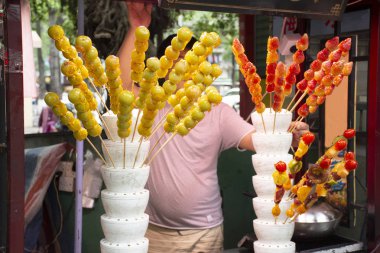 Çinli insanlar ve yabancı gezginler seçin ve tatlı fr satın