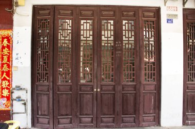 Retro ahşap kapı ve antika ile ev çin tarzı ön 