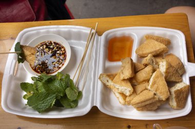 Köpük sebze ve tatlı sos çin tarzı kızarmış Tofu