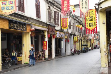 Çinli insanlar ve Taylandlı kadın gezgin seyahat ve ziyaret yürümek 