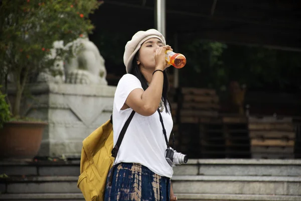 Viajero tailandés mujeres posando y beber bebidas estilo chino a — Foto de Stock