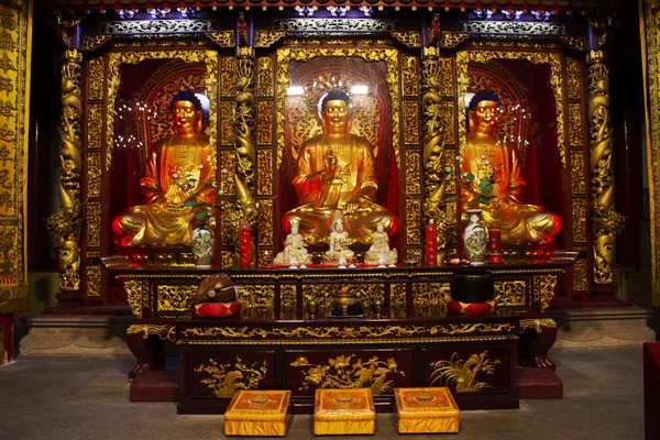 Bouddha et statue de dieu pour le peuple chinois et les étrangers visitent un — Photo