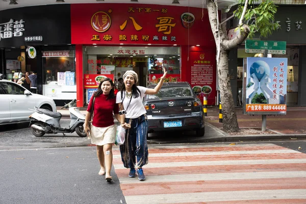 Путешественники тайские женщины пешком перейти дорогу пойти путешествовать посетить Ху — стоковое фото