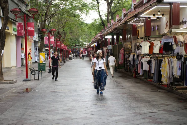 Popolo cinese e viaggiatori stranieri visita di viaggio e passeggiate — Foto Stock